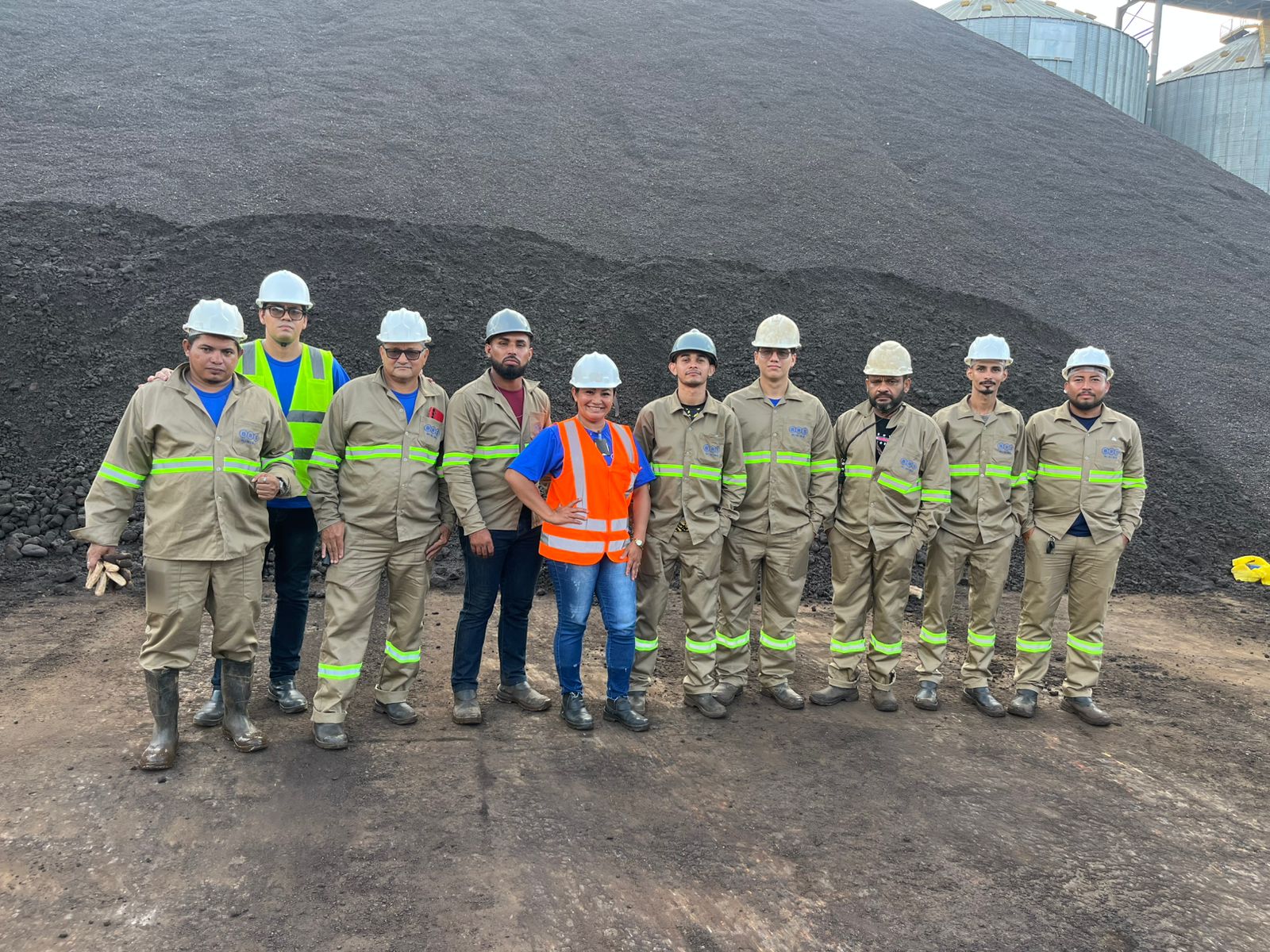 Equipe BRS no pátio de minério